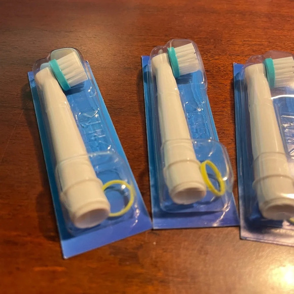 Lot of 4 Oral-B Replacement Electric Toothbrush Heads NWT - Picture 2 of 11